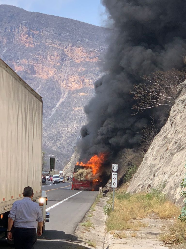 Video desde Puebla: Se calcinó autobús de pasajeros en la Cuacnopalan