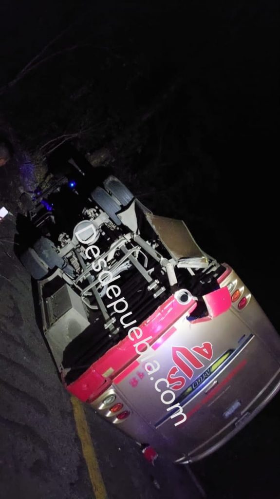 Vuelca autobús con asistentes al evento de Marcelo Ebrard en Puebla capital