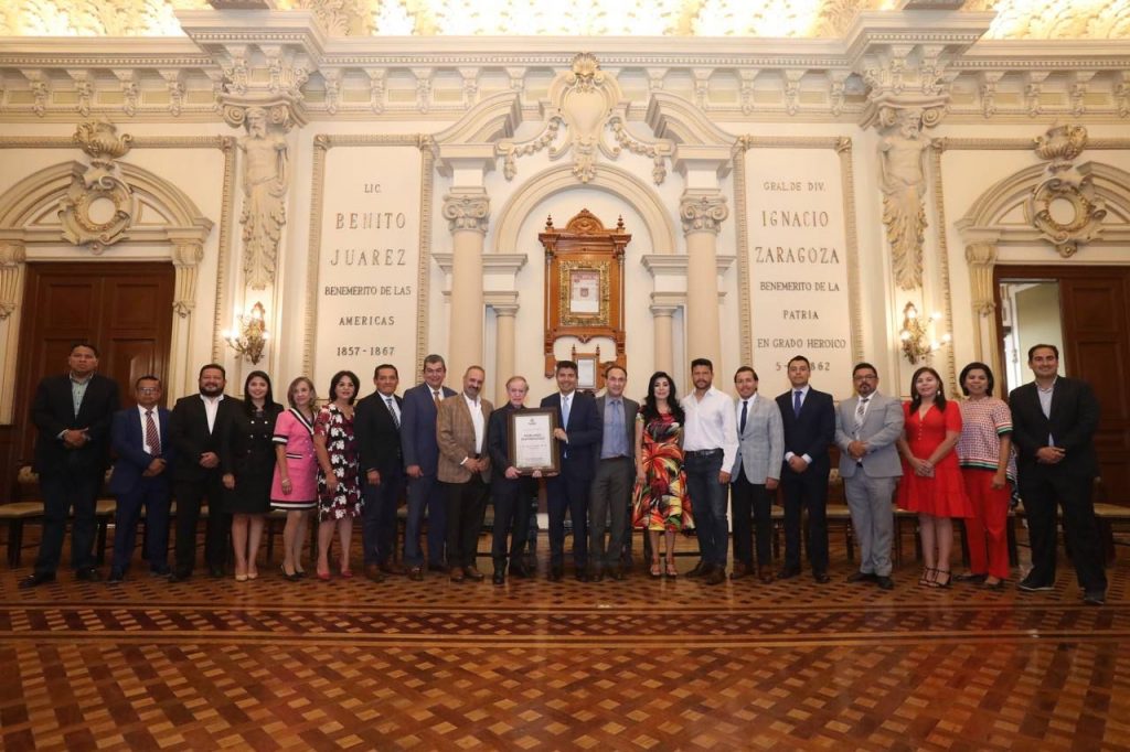 Video desde Puebla: José Ramón Fernández recibe un reconocimiento por su trayectoria en el periodismo deportivo