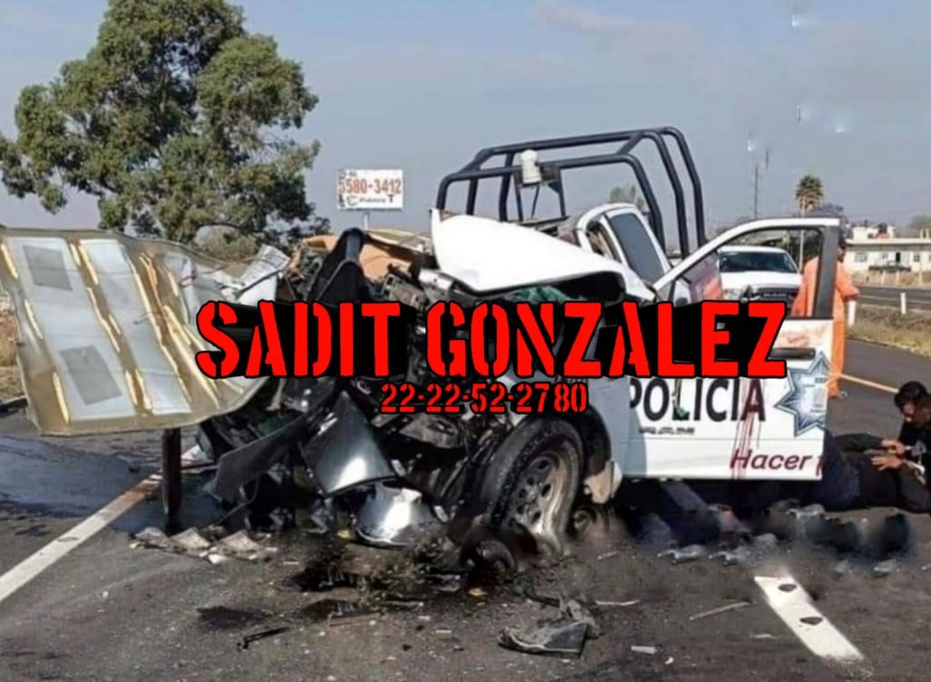 Video desde Puebla: Choca patrulla contra camión de carga sobre la autopista a Atlixco; un policía muerto y dos heridos