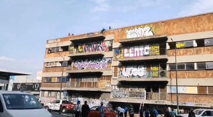 Video desde Puebla: Joven amaga con suicidarse en la 7 poniente y 11 sur