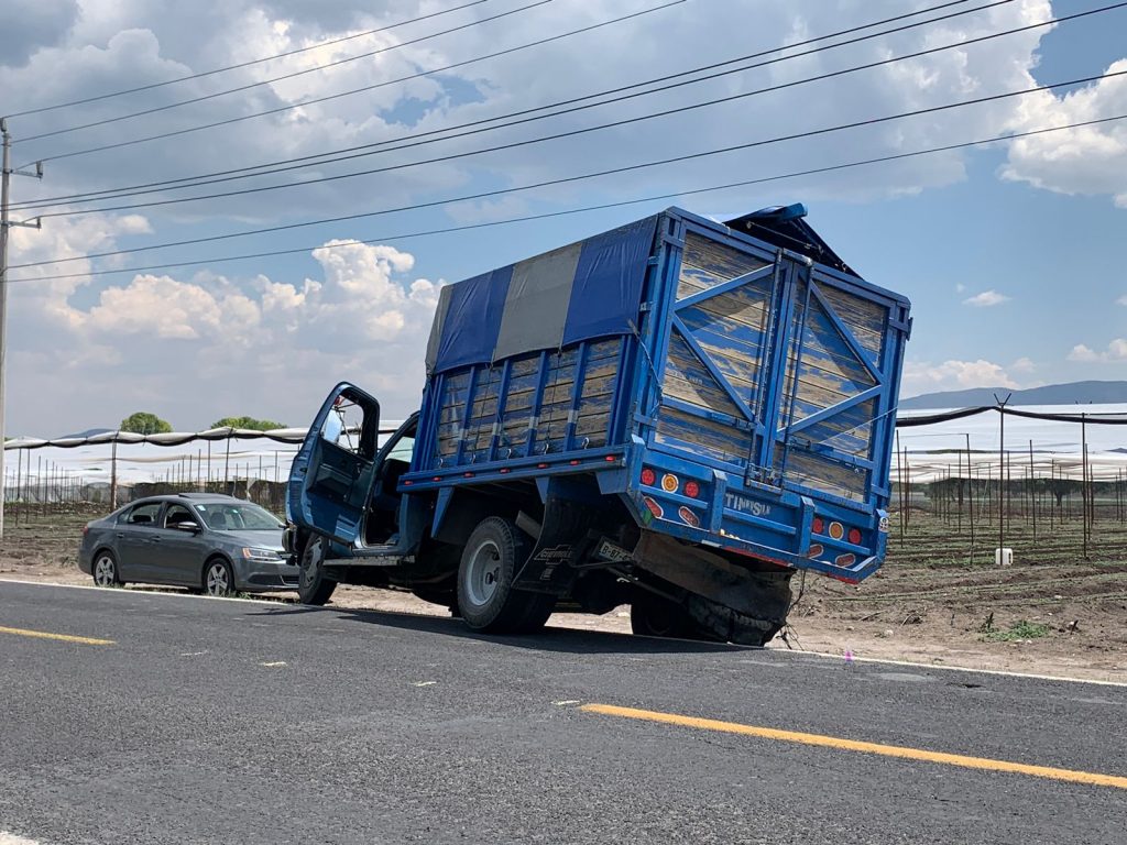 Dos lesionados dejó accidente por alcance en Tepanco