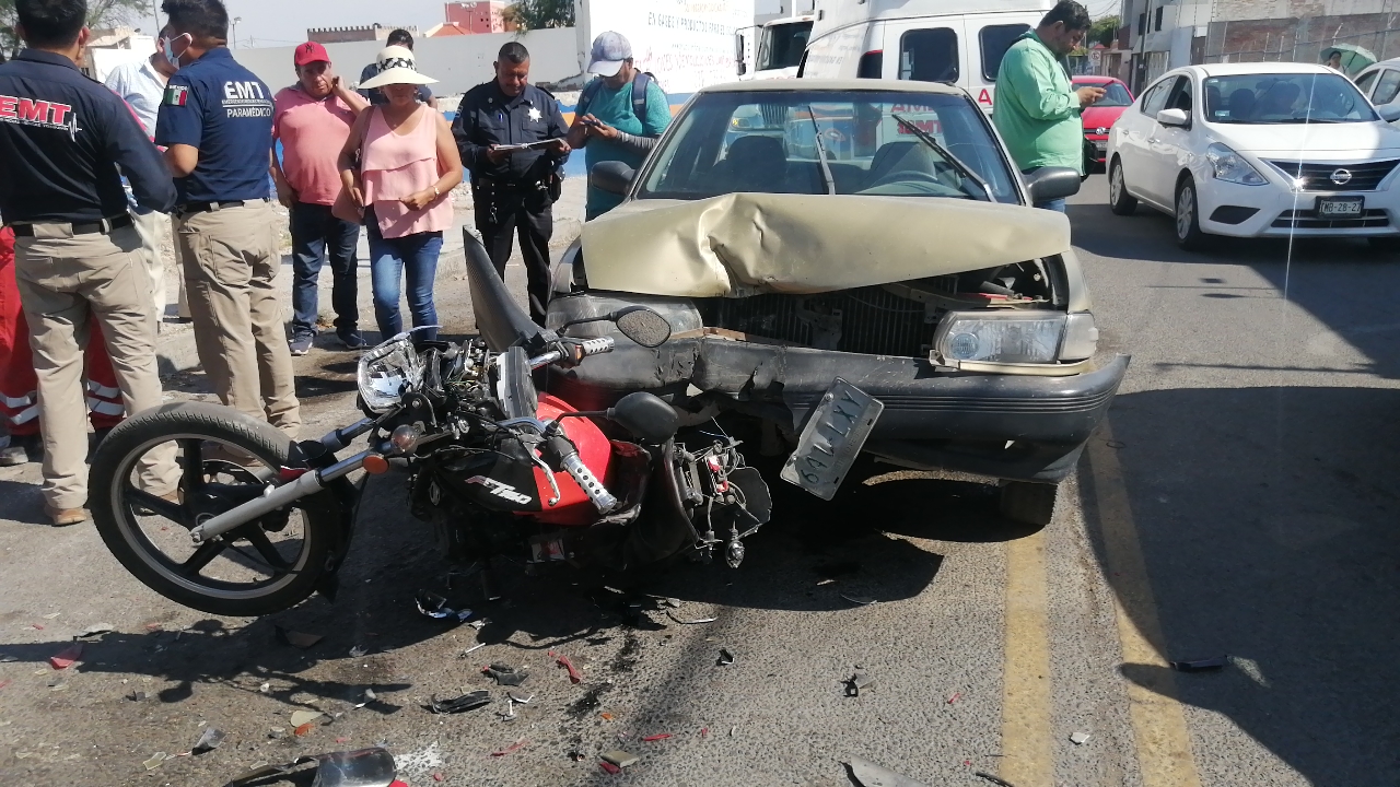 Automovilista casi aplastó a un motociclista en Tehuacán