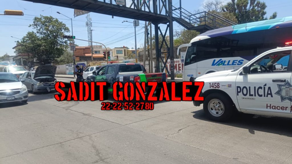 Choque entre pipa y particular deja daños materiales en Amozoc