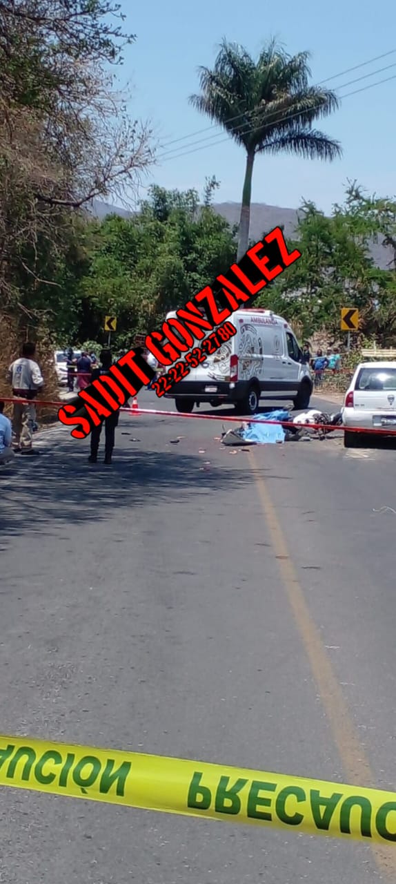 Muere motociclista al impactarse contra un carro en la carretera Izúcar-Epatlán