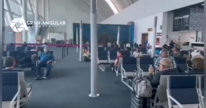 Video desde Puebla: La gente espera despegar del Aeropuerto Hermanos Serdán