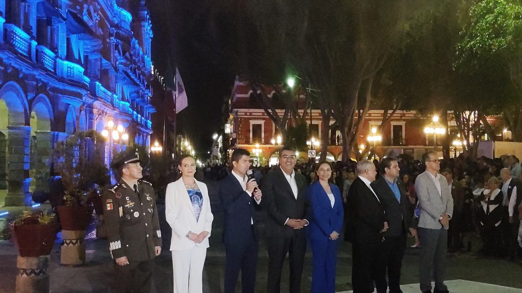 Gobernador, alcalde y arzobispo inauguran iluminación de la catedral y fuentes bailarinas