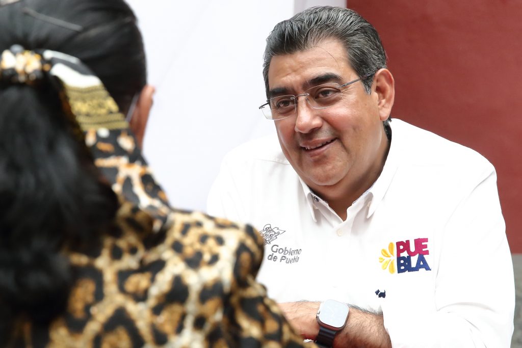Con calidez y cercanía, Sergio Salomón Céspedes atiende a poblanos