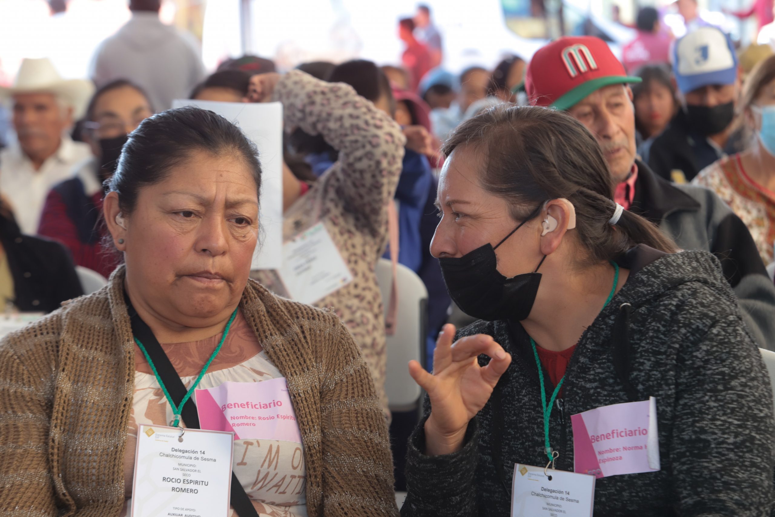 En San Salvador el Seco, SEDIF continúa con entrega de aparatos auditivos