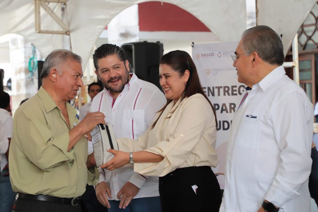 En Huauchinango, entrega SEDIF aparatos auditivos a 125 personas