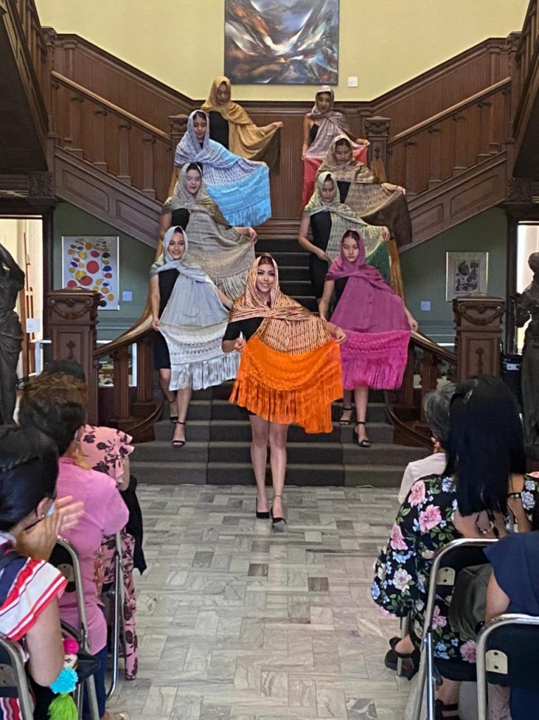 Modelaje de rebozos y danza folclórica en El Cossío