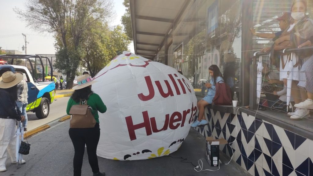 Políticos aprovechan desfile para hacerse promoción