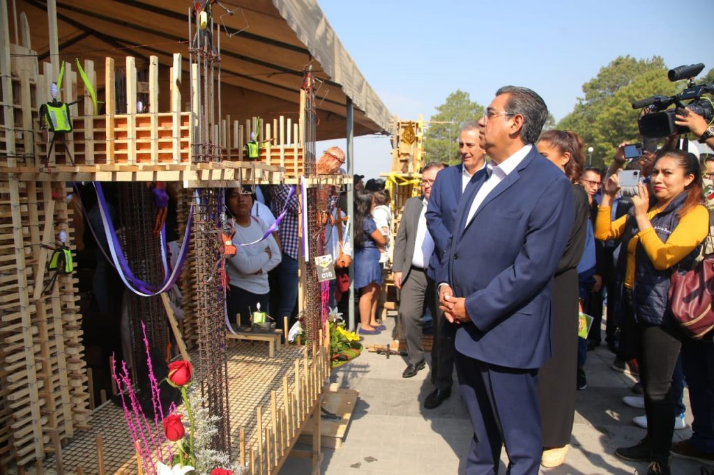 Video desde Puebla: Inició el concurso de cruces elaboradas en el Seminario Palafoxiano