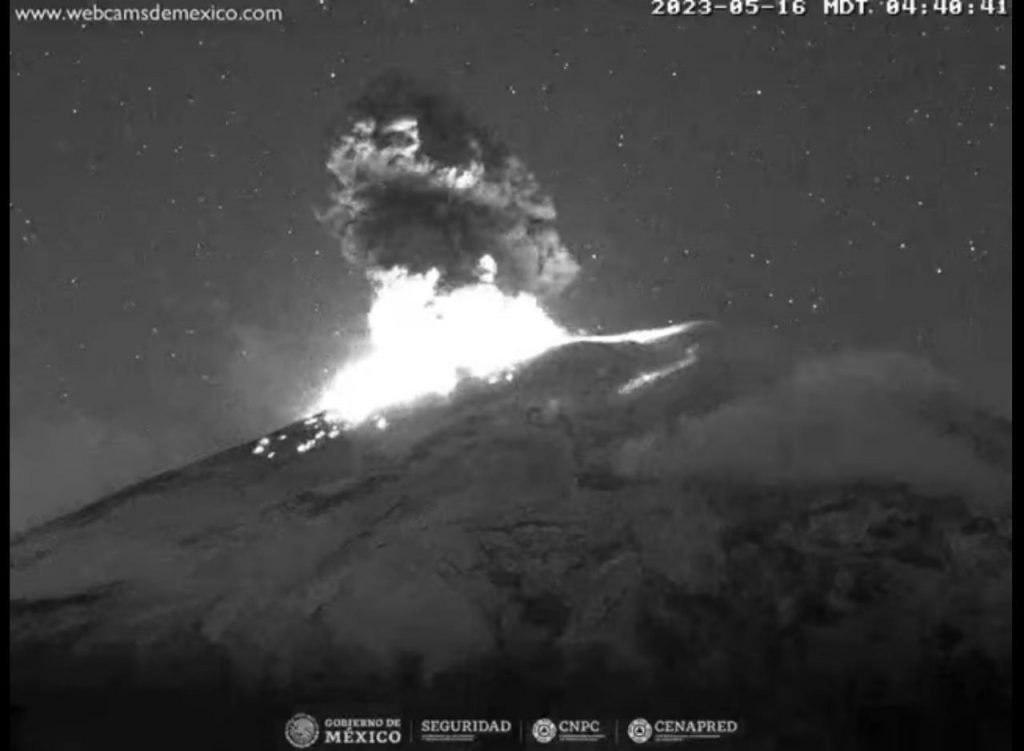 Popocatépetl lanzó dos emisiones de vapor la noche del lunes