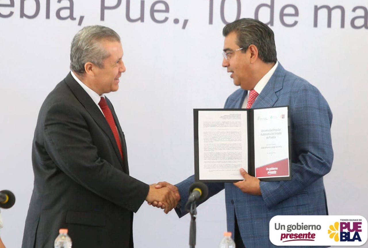 Gobierno de Puebla entregó RVOES a rectores y directores 