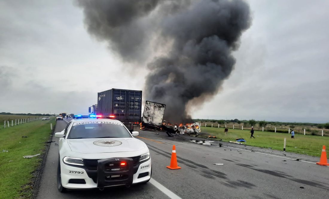 Choque entre tráiler y camioneta deja 13 muertos en Tamaulipas