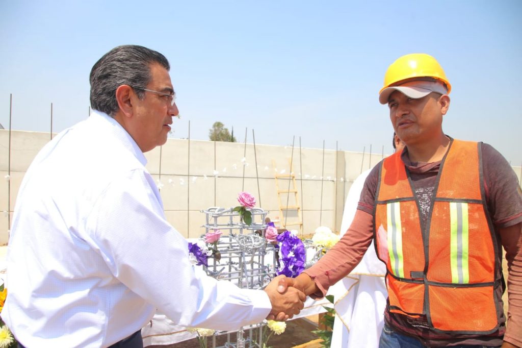 Céspedes Peregrina dialoga con trabajadores de la construcción en el Día de la Santa Cruz