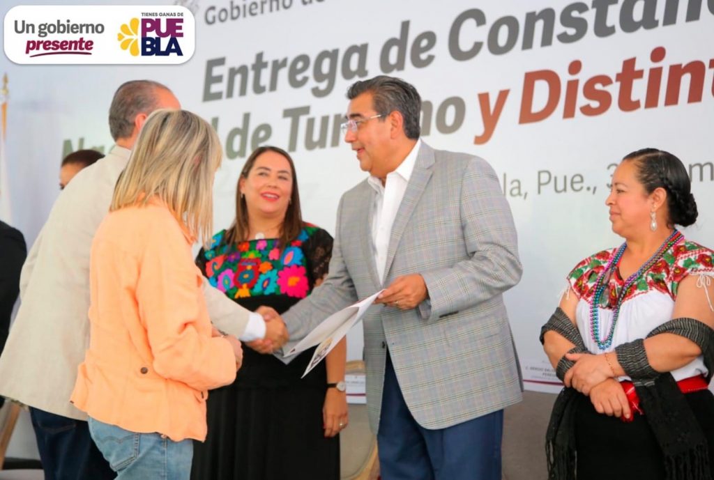 Video desde Puebla: Entrega Céspedes Peregrina 92 constancias a puntos turísticos 
