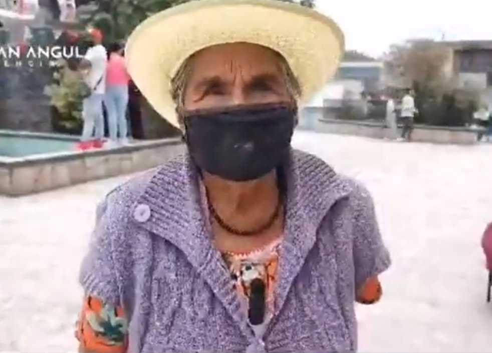 Con 84 años, vecina de Xalitzintla, en San Nicolás de los Ranchos, descarta tener miedo al Popocatépetl