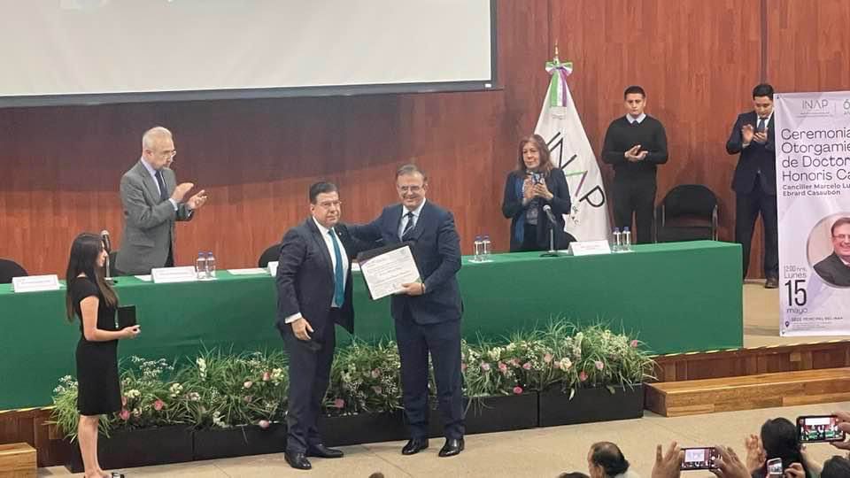 Con la presencia de Lázaro Cárdenas Batel y Héctor Vasconcelos, Marcelo Ebrard recibe Doctorado Honoris Causa