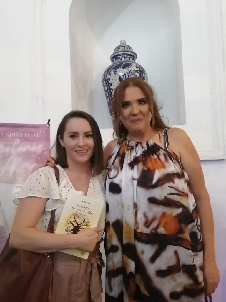 La escritora Paola Moctezuma, presentó el libro Linaje Espiritual “Los Colores del Alma”