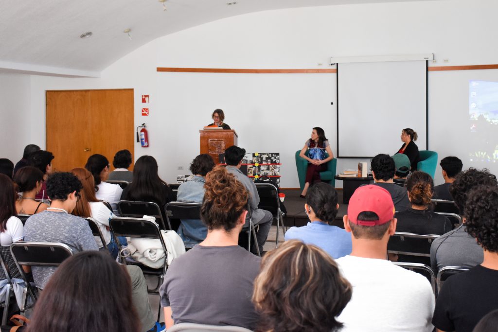 Estudiantes de la UDLAP dialogan con la escritora Claudia Marcucetti Pascoli
