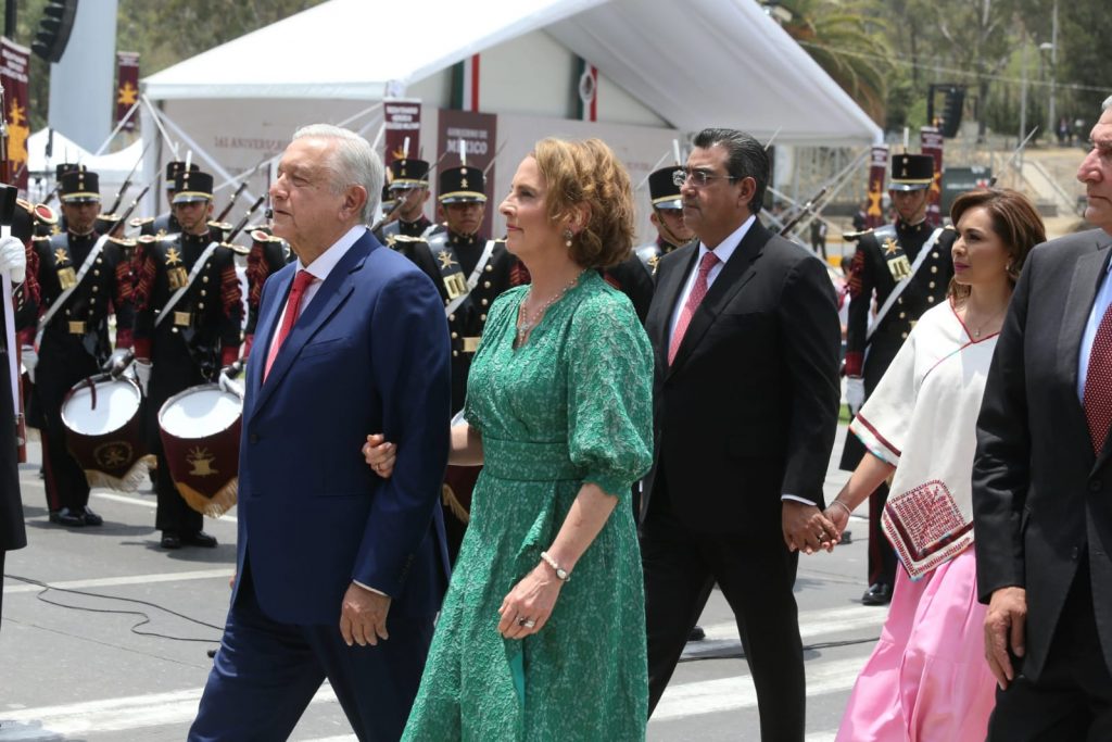 5 de Mayo, orgullo de Puebla; Céspedes Peregrina y AMLO encabezan desfile militar cívico