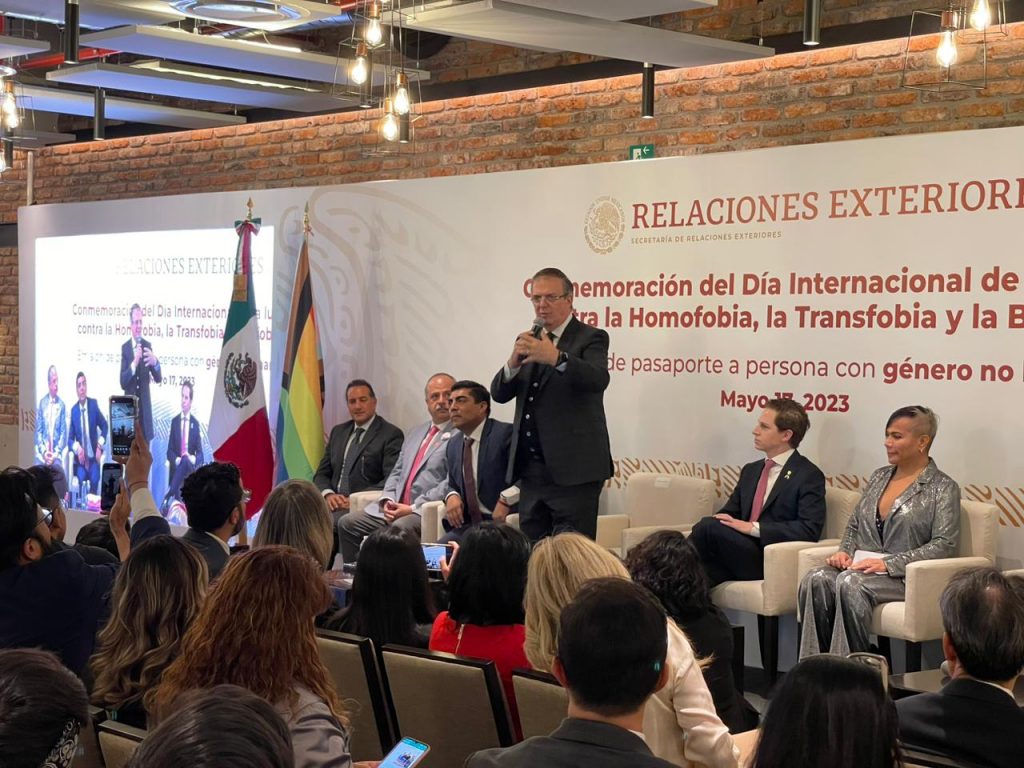 Marcelo Ebrard entrega primer pasaporte  no binario