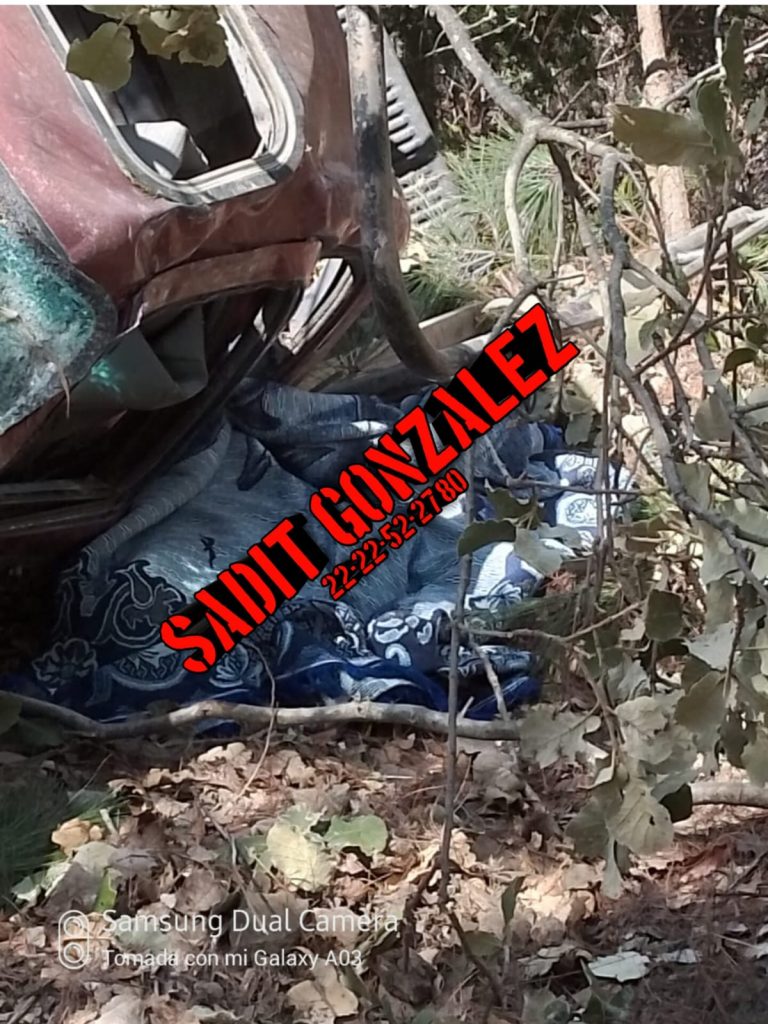 Muere hombre al caer con su vehículo a una barranca de Zoquitlán