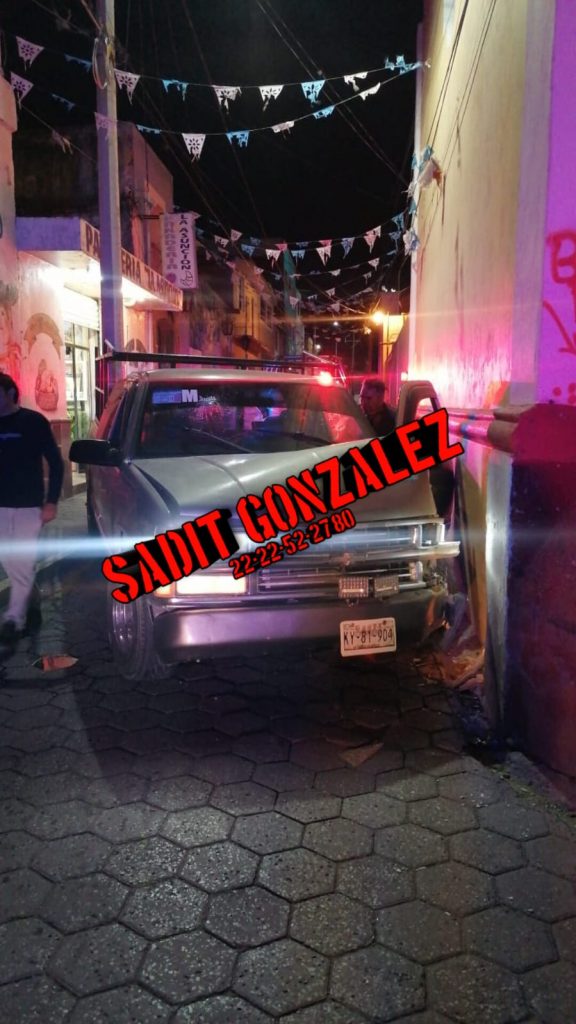 A “hábil” automovilista de Amozoc se le cruzó una iglesia en su camino