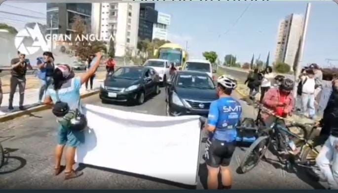 Video desde Puebla: Ciclistas cierran la recta a Cholula por asesinato en la Vía Recreativa