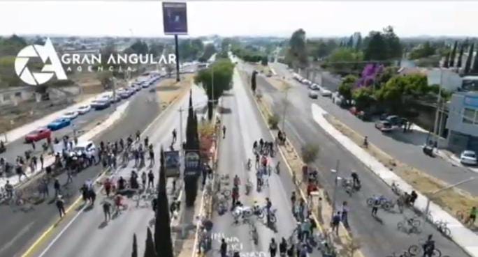 Video desde Puebla: Severo embotellamiento en la recta a Cholula por protesta de ciclistas