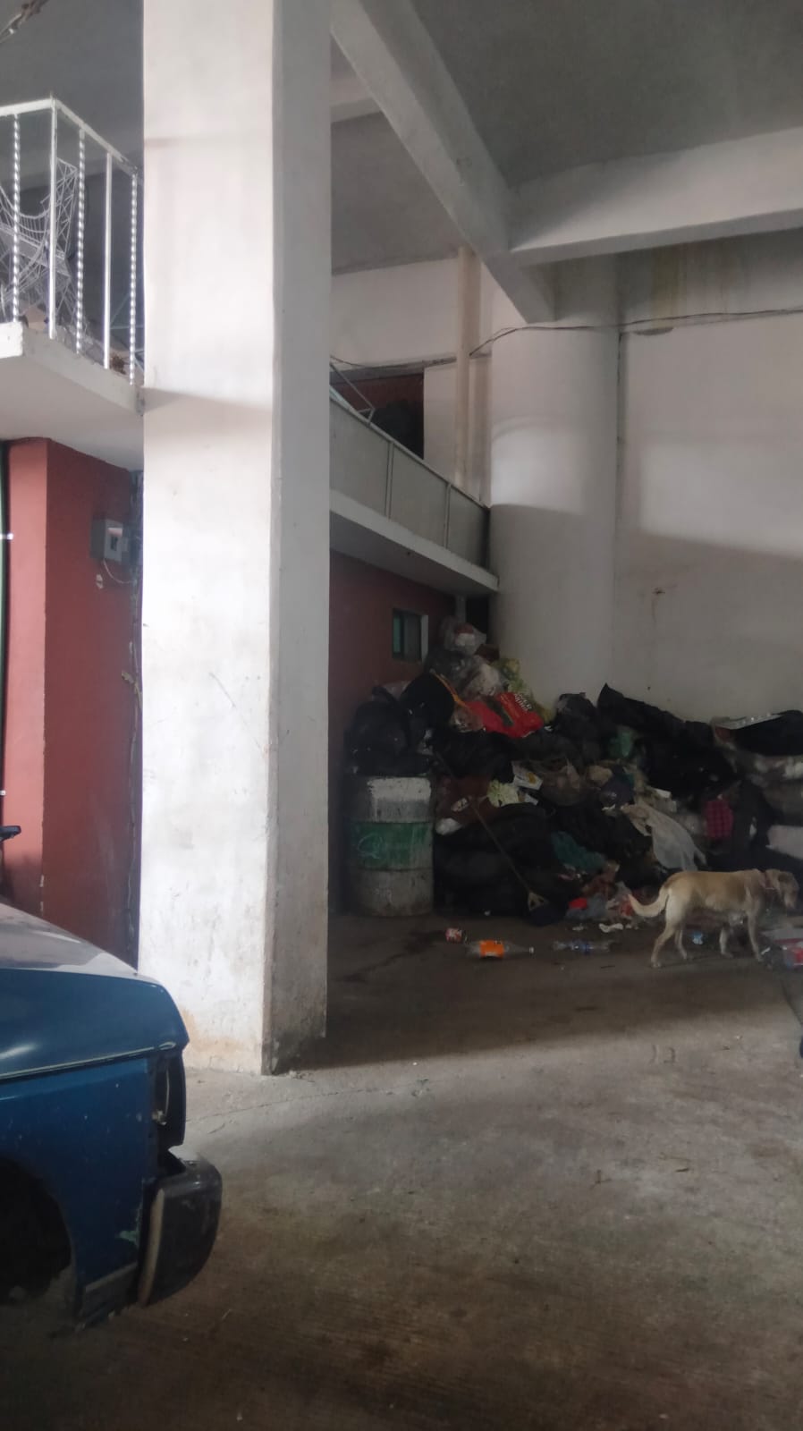 Estacionamiento de la policía de Ahuazotepec…convertido en basurero