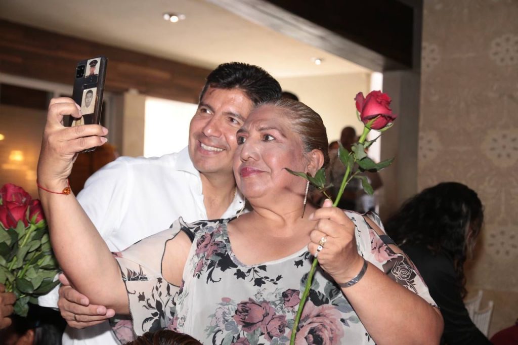 Festejan a las mamás del ayuntamiento