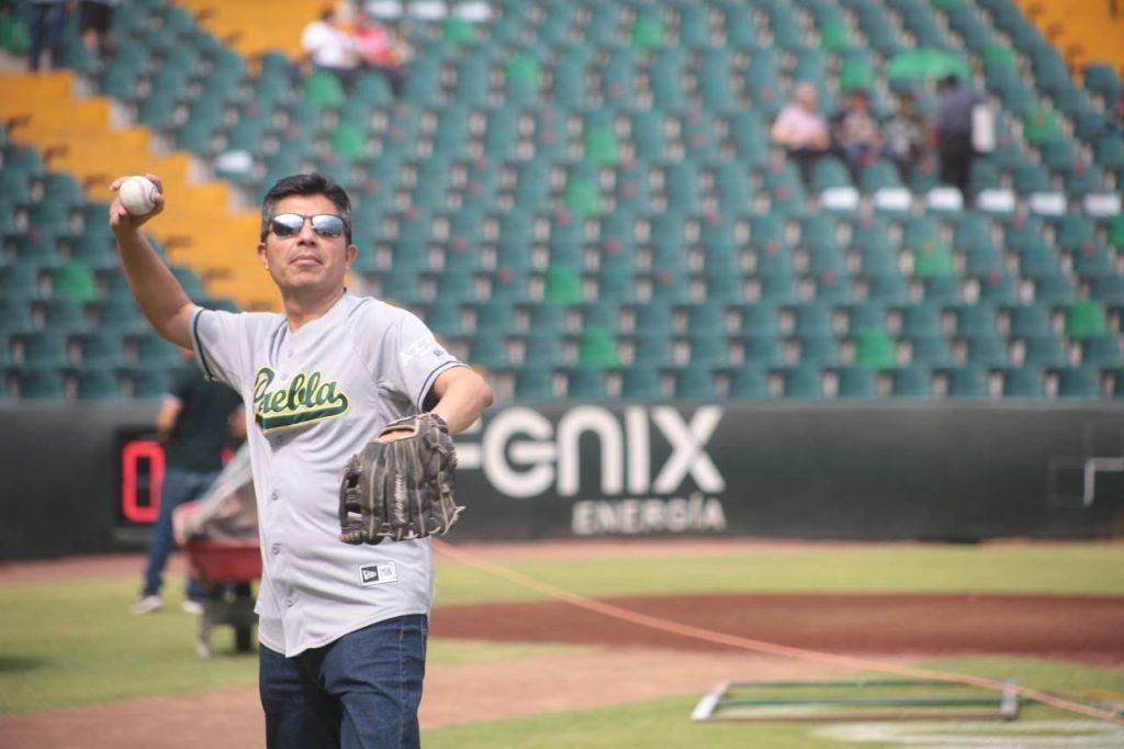 Fotonota: Eduardo Rivera lanza la 1ra bola en la serie Pericos VS Diablos Rojos