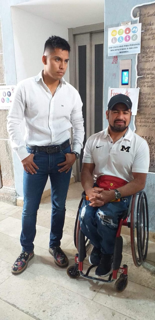 Fotonota: Personal del Instituto de Discapacidad va a Huauchinango a reunirse con el edil Rogelio López Angulo…pero no sirve el elevador del palacio