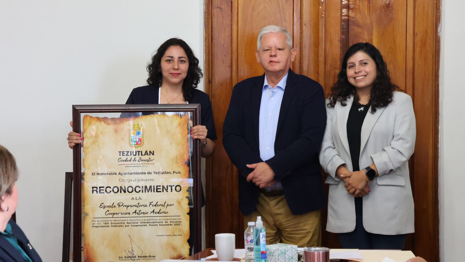 Desde Teziutlán: Gobierno de Carlos Peredo reconoce a la EPFAA y Colegio Victoria en sesión de Cabildo