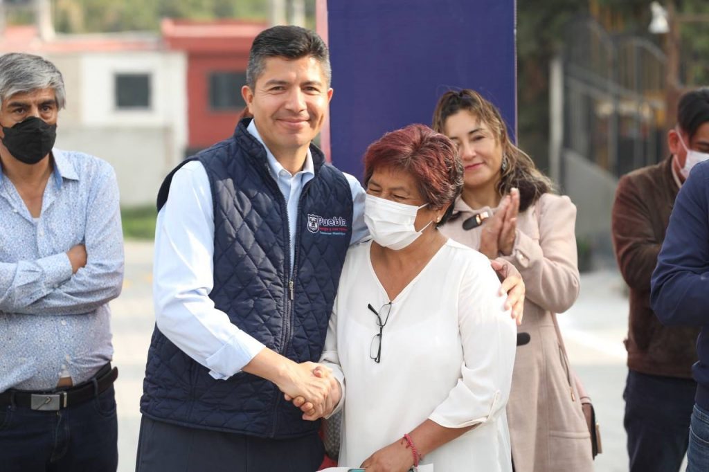 Eduardo Rivera entrega calle rehabilitada en la junta auxiliar Ignacio Zaragoza