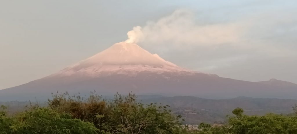 ¡Se tiznan en la CdMéx y cierran el AICM!