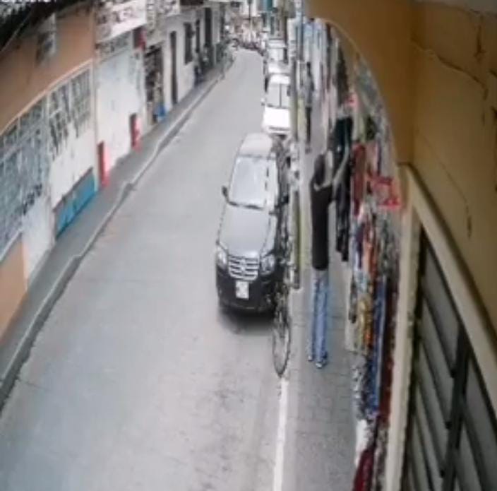 Video desde Puebla: Con toda calma e impunidad, sujeto roba tienda de ropa en Huauchinango
