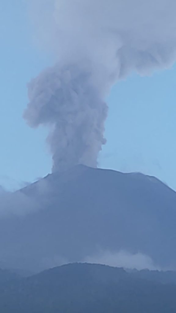 Video desde Puebla: Popocatépetl amaneció con explosiones, ceniza y muy inquieto, reportan desde San Nicolás de los Ranchos
