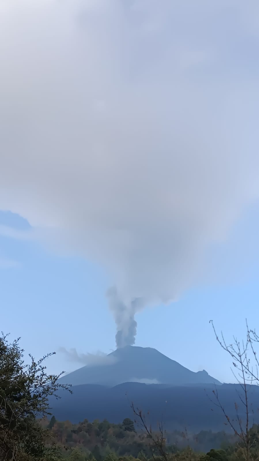 Vapor, gases, ceniza y material incandescente lanzó el Popocatépetl anoche, alertó Céspedes Peregrina
