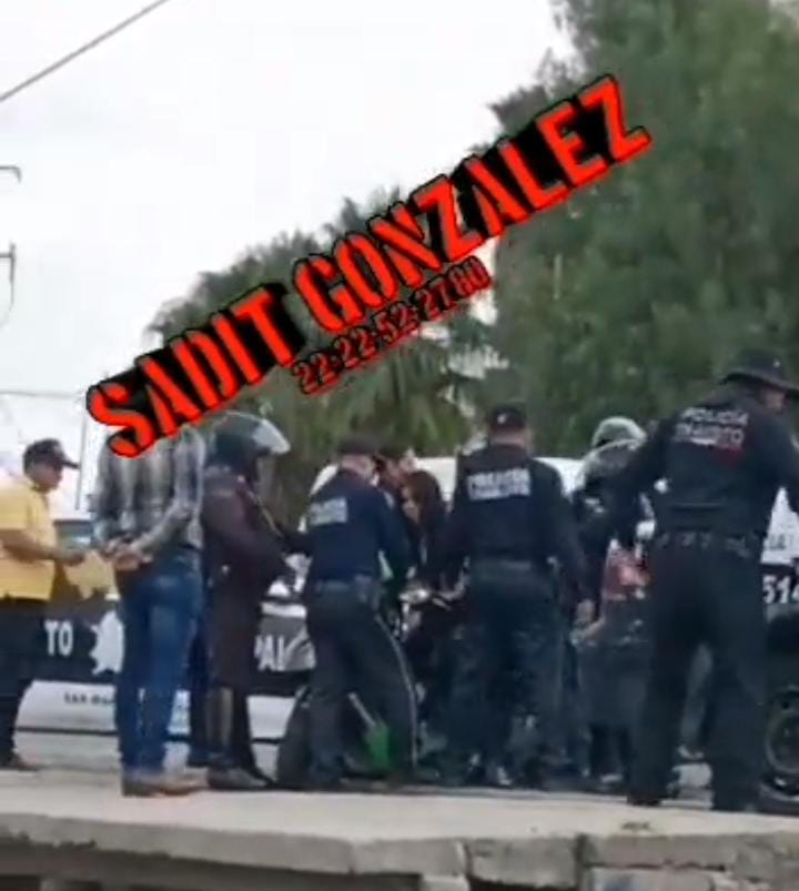 Video desde Puebla: Policias de Texmelucan detienen a mujer menor de edad con claro abuso de fuerza