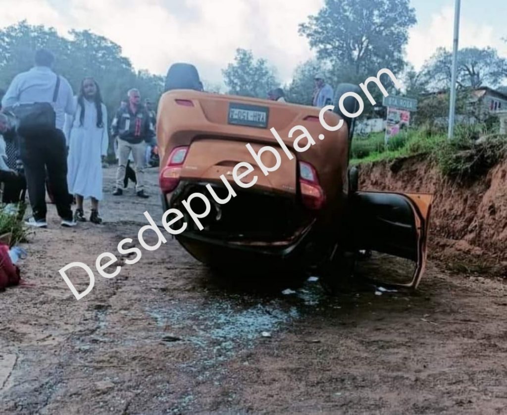 Se vuelca vehículo en la Aquixtla-Chignahuapan