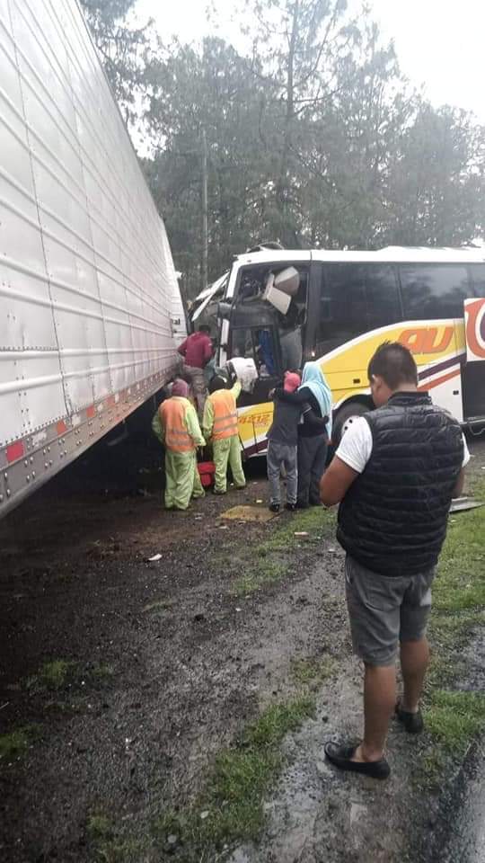 Un muerto y 8 lesionados dejó choque entre un AU y camión pesado en el Ocotal