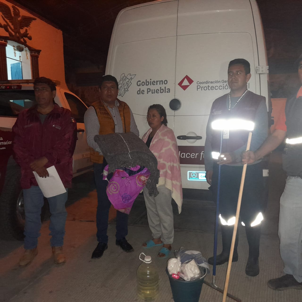 Ariadna Ayala entrega en Coyula los primeros apoyos a damnificados por la tromba