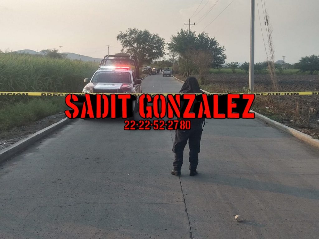 Por disputa de terrenos sujeto ataca a machetazos a varias personas en Tilapa; una ya murió.