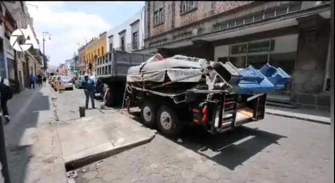 Video desde Puebla: Retiran caseta de periódicos en el Centro Histórico