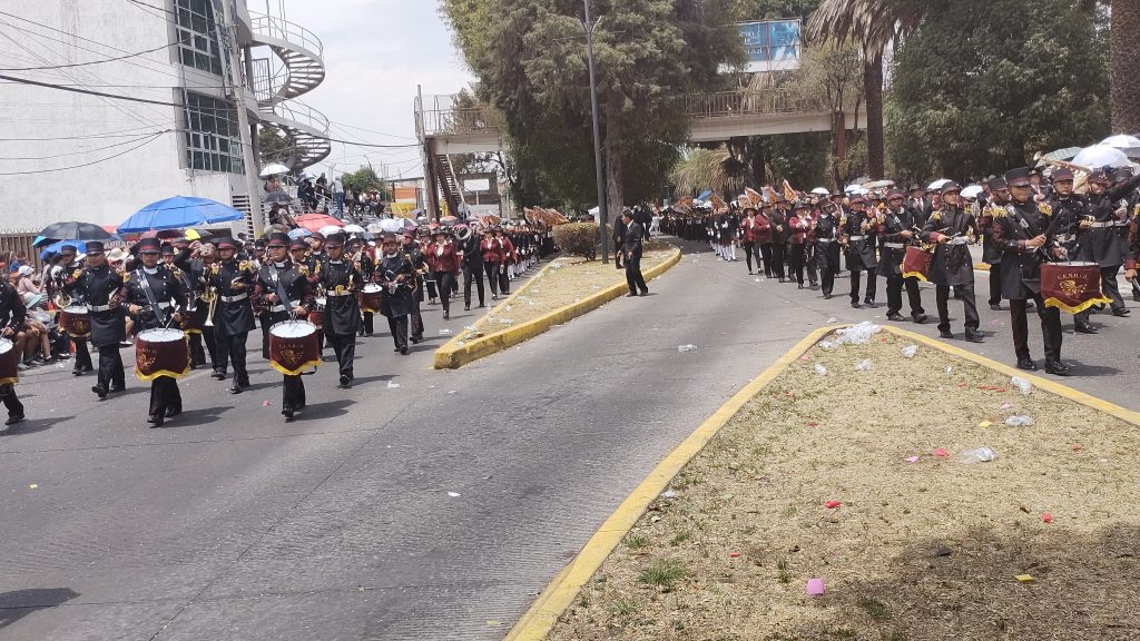 Una fiesta popular, pese al retraso de una hora, el desfile del 5 de Mayo