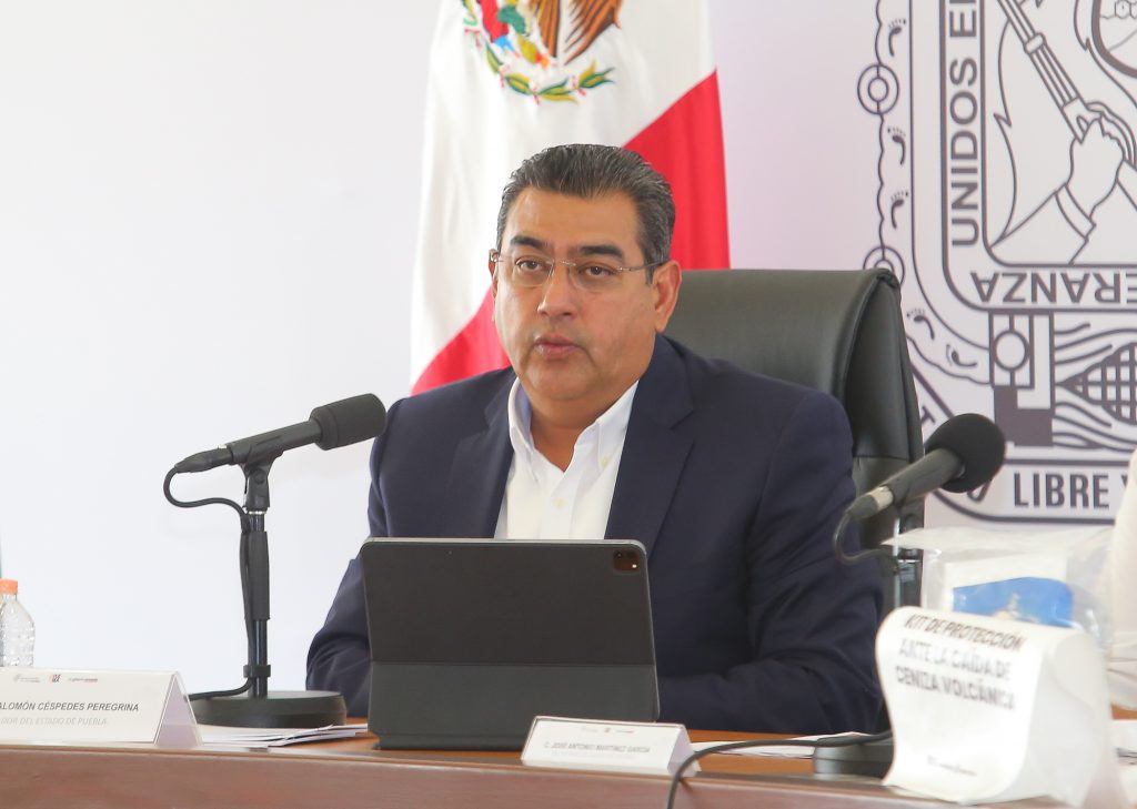 Se monitorea de manera permanente el volcán y su zona aledaña, subrayó el gobernador